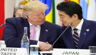 الرئيس الأمريكي دونالد ترامب ورئيس وزراء اليابان شينزو آبي