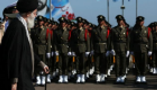 مرشد إيران.. قوة تتآكل و"حرس" يستعد لاقتناص السلطة