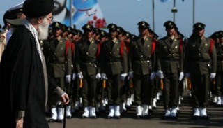 مرشد إيران علي خامنئي يستعرض الحرس الثوري - أرشيفية