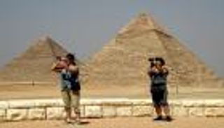 "حمى السيلفي" أمام المعالم السياحية تجتاح العالم