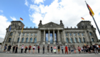 "فات الأوان".. 900 ناشط بيئي يحاصرون البرلمان الألماني