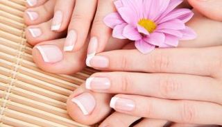 العناية بالأظافر تبدأ بشرب كمية كافية من المياه والسوائل