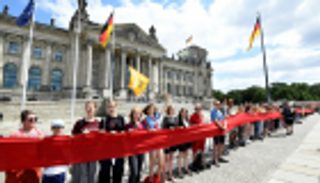 "دفاعاً عن البئية".. سلسلة بشرية تحاصر البرلمان الألماني