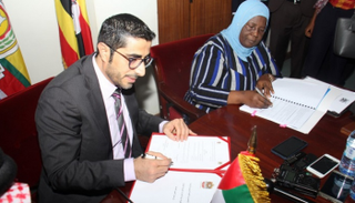 جانب من التوقيع 