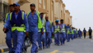 "ذا إيكونومي كلوب": مونديال قطر يحصد أرواح الآلاف من العمال المهاجرين 