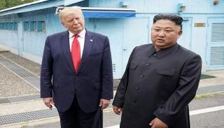 ترامب وكيم خلال لقائهما بالمنطقة منزوعة السلاح