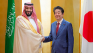 ولي العهد السعودي يلتقي رئيس وزراء اليابان بأوساكا