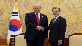 مون جيه-إن رئيس كوريا الجنوبية ونظيره الأمريكي دونالد ترامب