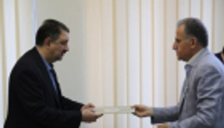 عرض كتاب يتناول سقوط النظام يعزل أكاديميا إيرانيا