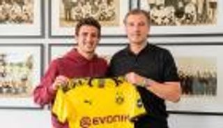 بروسيا دورتموند يتعاقد مع ظهير برشلونة السابق