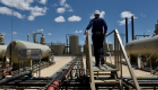 النفط يقفز أكثر من 2% مع اتجاه أوبك لتمديد خفض المعروض