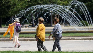 باريس تلغي تحذيرا من موجة حارة 