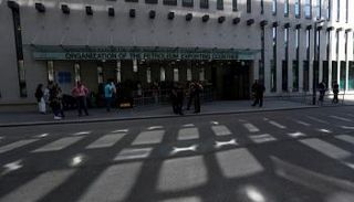 صحفيون أمام مقر أوبك - رويترز