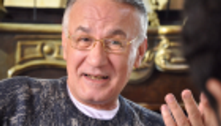 "محترم ومتعدد المواهب وإنسان".. نجوم الفن ينعون عزت أبوعوف