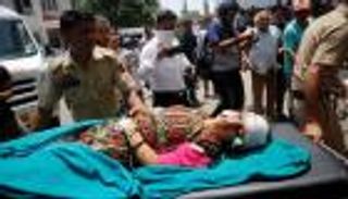 33 قتيلا بسقوط حافلة في واد بكشمير