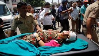 رجال الإسعاف ينقلون المصابين من موقع الحادث