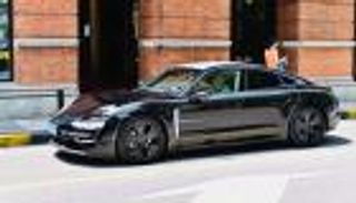 أول إطلالة لسيارة بورش "تايكان" الكهربائية.. روعة في التصميم