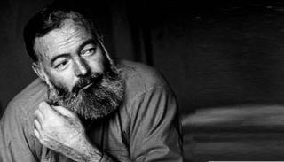  الكاتب الأمريكي أرنست هيمنجواي