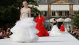 إطلالات زاهية من "رالف آند روسو" في أسبوع باريس للأزياء