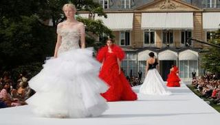 جانب من عرض رالف أند روسو في أسبوع باريس للأزياء الراقية