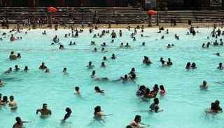 من الأفضل الاستحمام وغسل الجسم قبل النزول لحمام السباحة