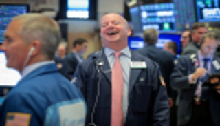 وول ستريت تفتح مستقرة مع تلاشي تفاؤل التجارة