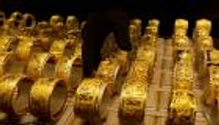 الدولار والأسهم يدفعان الذهب إلى الهبوط