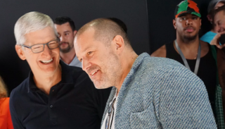 تيم كوك وجوني إيف