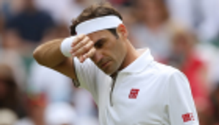 فيدرر ينجو من مفاجأة صادمة في ويمبلدون