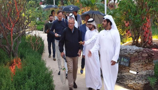 الشباب الإماراتيون خلال استقبال وإرشاد الزوار في إكسبو بكين