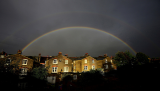 قوس قزح المزدوج يظهر في سماء لندن للمرة الثانية خلال عامين