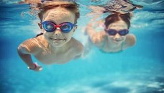 مياه حمامات السباحة تتسبب في إتلاف الشعر والبشرة بشكل كبير 