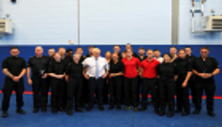 بوريس جونسون قبيل رحيل ماي.. سيلفي ومصارعة واقتحام سيارات