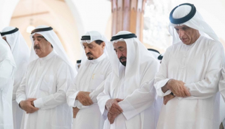 حكام الشارقة وعجمان وأم القيوين ورأس الخيمة خلال أداء صلاة الجنازة 
