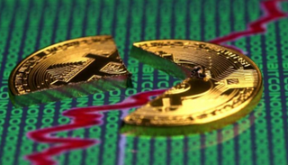 عرض نموذج مكسور للعملة الافتراضية Bitcoin على رسم بياني - أرشيفية