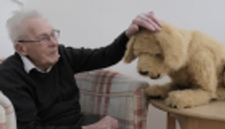 كلب آلي يلقب بأفضل صديق للمصابين بـ"ألزهايمر"