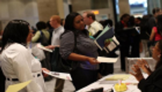 تراجع طلبات إعانة البطالة الأمريكية أكثر من المتوقع