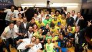 نيمار يحتفل مع لاعبي البرازيل بالتأهل لنهائي كوبا أمريكا