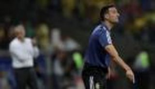 سكالوني يدافع عن ميسي ويرفض الحديث عن مستقبله