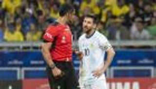 ميسي يفتح النار على حكم لقاء البرازيل