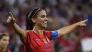 انتقادات إنجليزية للاحتفال الساخر من قائدة منتخب أمريكا