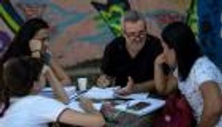 "تبنّ تلميذا".. دروس مجانية في شوارع البرازيل