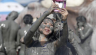 مهرجان الطين في كوريا الجنوبية.. موسيقى ورقص وتدليك