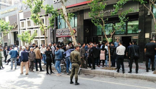 إيرانيون يبحثون عن الدولار - أرشيفية