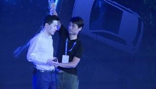 الشاب يفرغ قارورة الماء على رأس مؤسس مجموعة "بايدو" الصينية