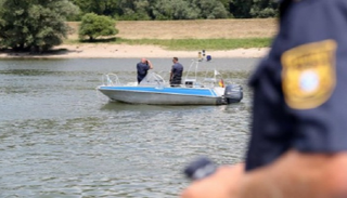 الشرطة الألمانية خلال البحث عن جثة اللاجئ