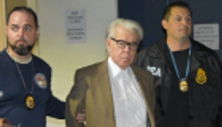 طبيب يكتب وصفات بـ20 مليون دولار في عامين