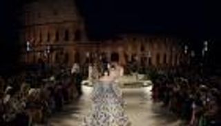 "فندي للأزياء" تكرم مصممها كارل لاجرفيلد بعرض في "فينوس وروما"