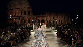 جانب من عرض الأزياء في معبد 