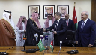 جانب من توقيع اتفاق التمويل